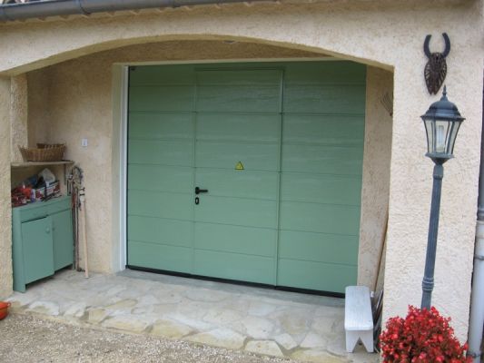 Porte de garage sectionnelle vert olive avec portillon St Romain en Viennois 